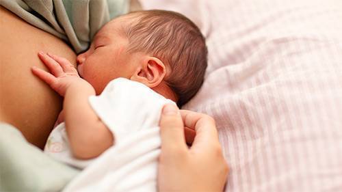 Признаки, по которым мама может понять, наедается или нет младенец грудным молоком