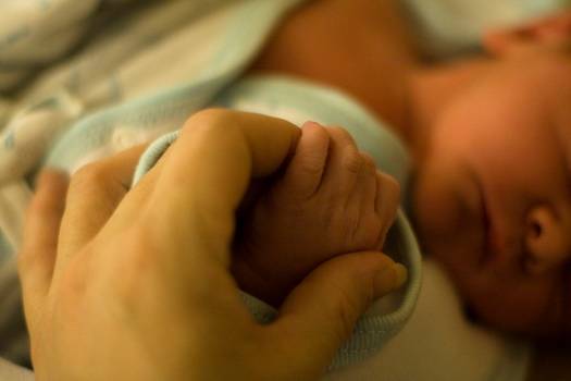 У ребенка холодные руки и ноги: почему, как помочь грудничку и новорожденному?
