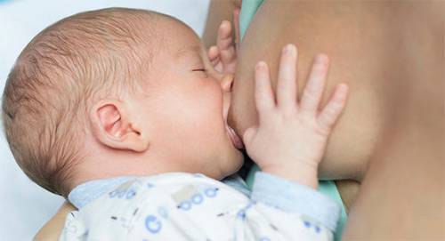Малыш засыпает при кормлении: как разделить еду и сон