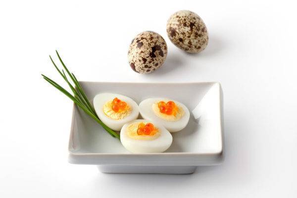 Можно ли давать ребенку перепелиные яйца, как их варить и с какого возраста вводить в прикорм?