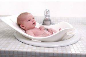 Уход за новорожденным мальчиком: как правильно купать и подмывать
