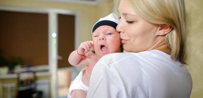 Зачем нужно держать новорожденного столбиком после кормления, как правильно это делать