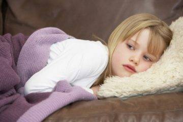 У ребенка высокая температура и понос: как оказать помощь