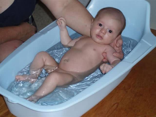 Как часто купать новорожденного (нужно ли купать каждый день)