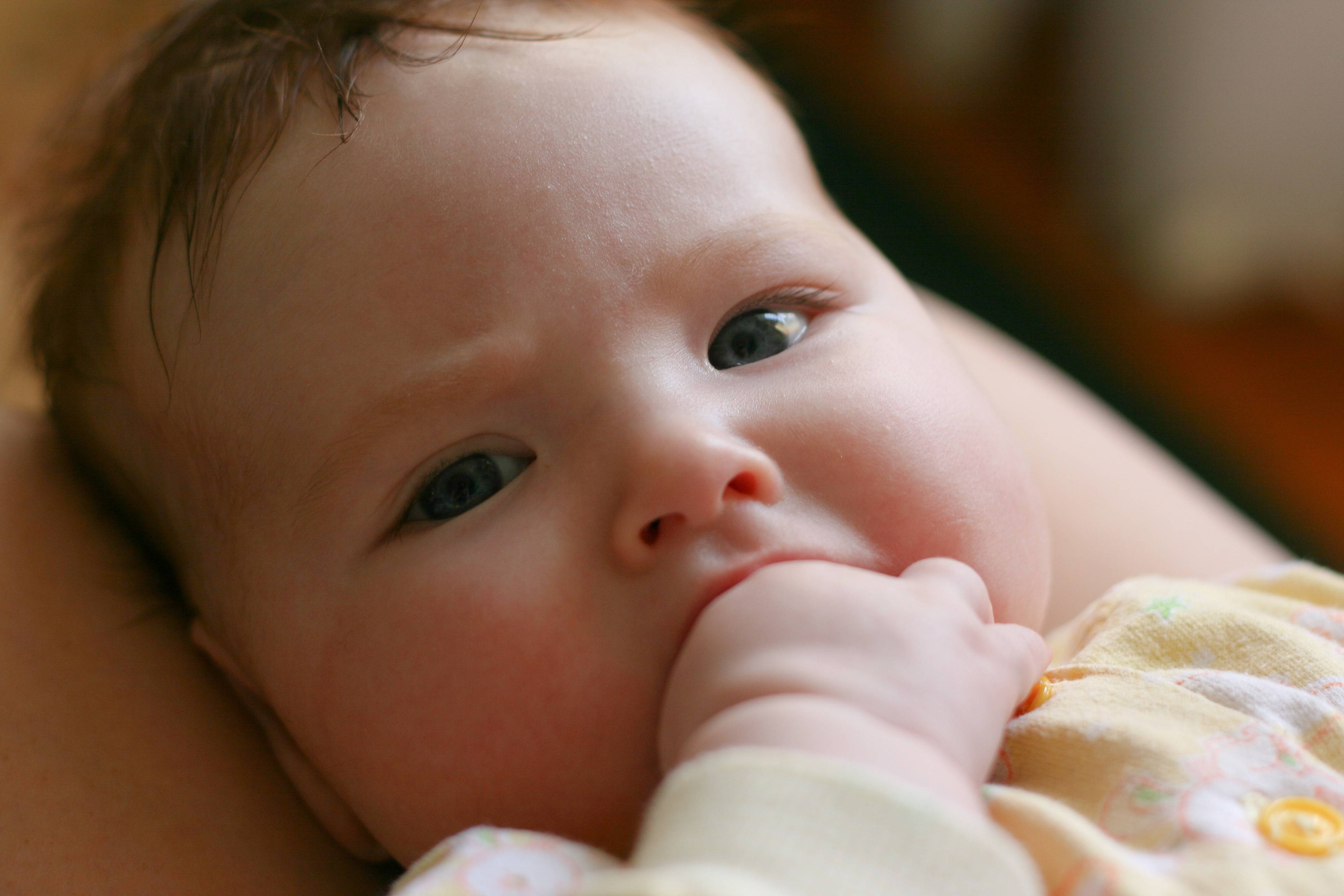 Почему ребенок часто срыгивает после кормления смесью или грудным молоком?
