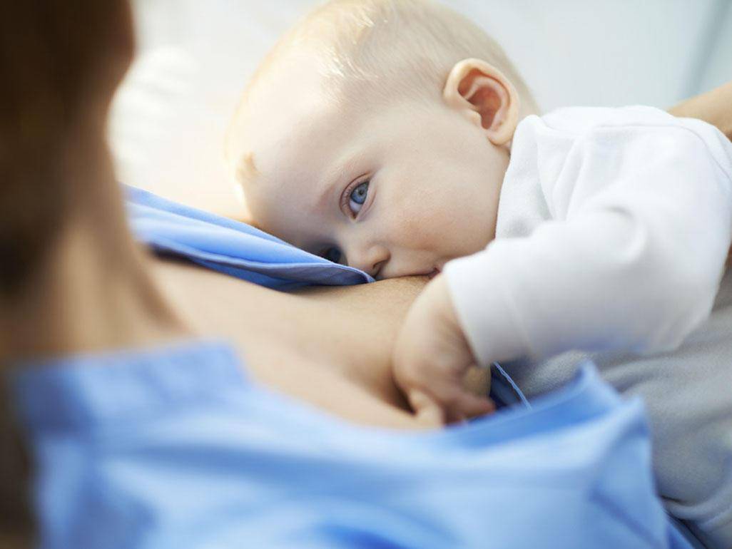 Ребенок срыгивает после кормления грудным молоком: провоцирующие факторы и первая помощь