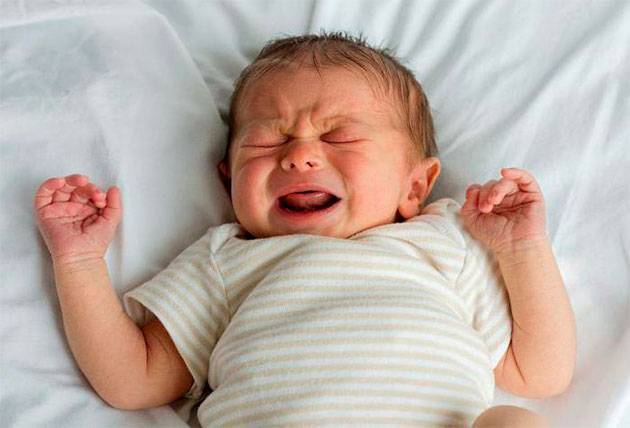 У ребенка во время сна потеет голова: возможные причины, что делать
