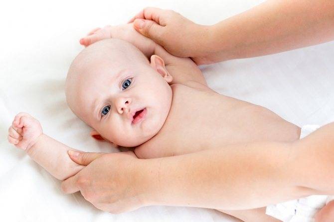 Почему шелушится кожа на голове у грудничка и как помочь малышу