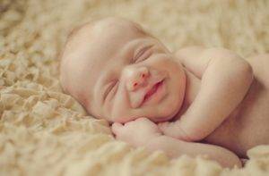 Почему новорожденный улыбается во сне