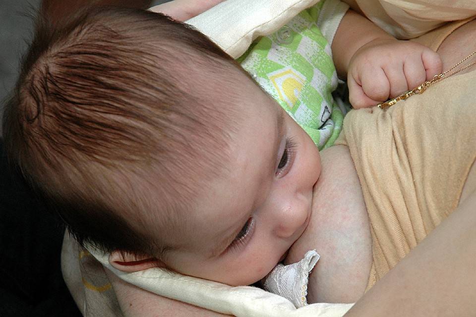 У новорожденного болит животик — как помочь