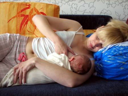 Кормление новорожденного грудным молоком: позы и сложности гв
