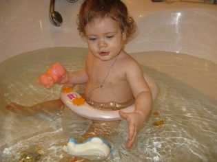 Почему ребенок кричит после купания?? - запись пользователя оксана (id829838) в дневнике - babyblog.ru