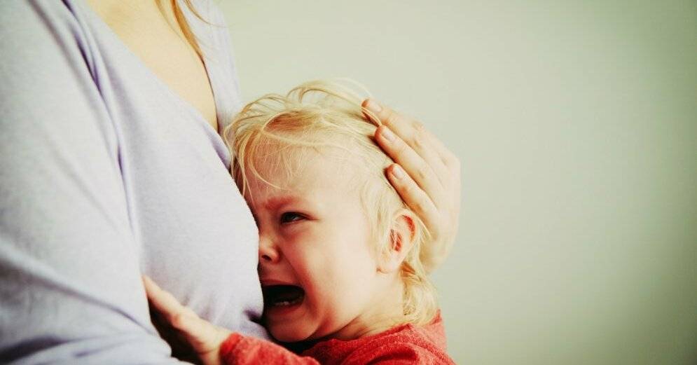 Ребенок плачет при кормлении - что делать