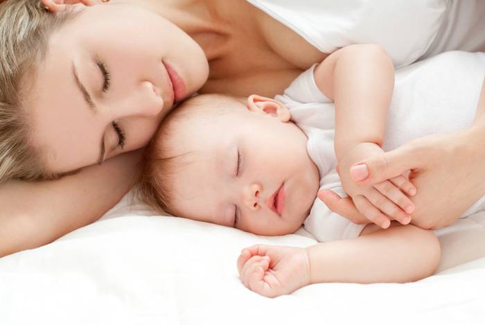 Как приучить ребенка спать в своей кроватке: преодоление сложностей