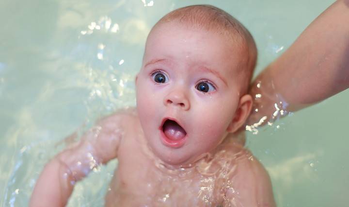 Какой должна быть температура воды для купания новорожденного ребенка?