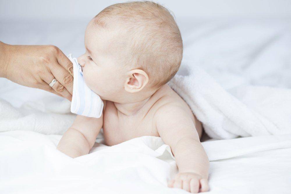 Стоит ли закапывать грудное молоко в нос малышу во время насморка?