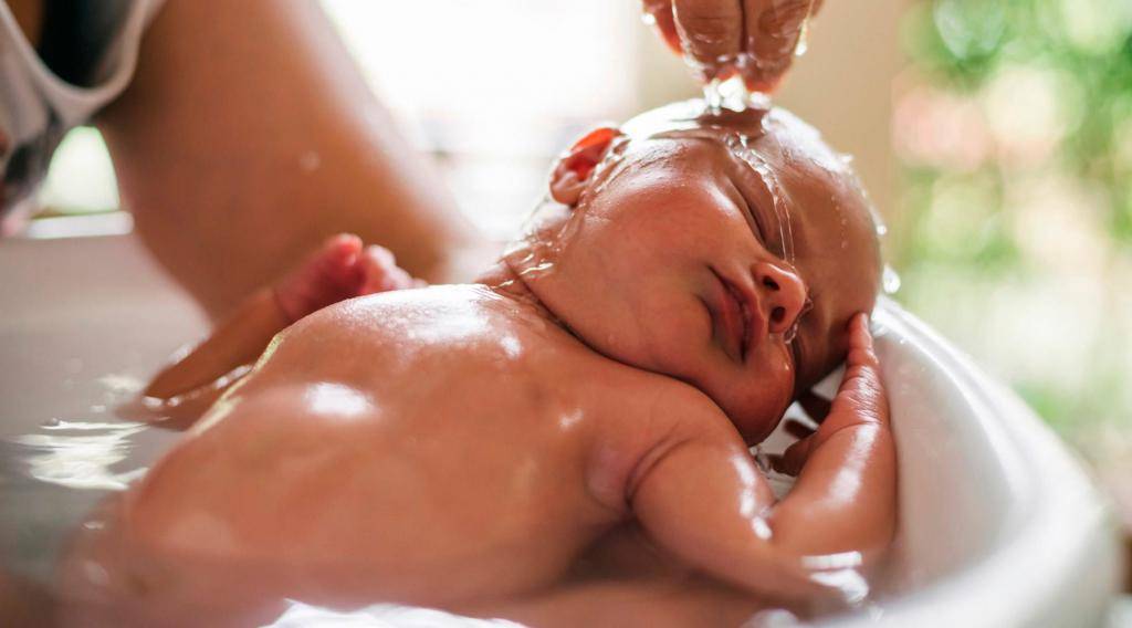 Как купать новорожденного ребенка первый раз дома: как правильно купать новорожденного.   как правильно купать новорожденного ребенка видео