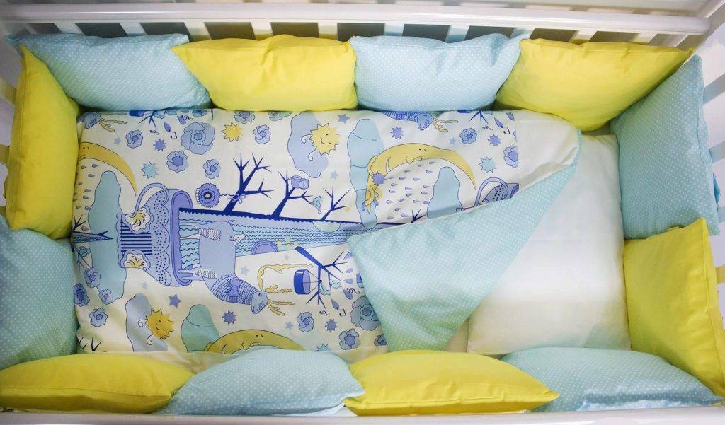 Постельное белье в кроватку для новорожденных: как выбрать детский комплект и что входит в набор для кровати с бортиками?