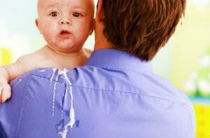 Почему ребенок срыгивает после кормления, новорожденный и что делать