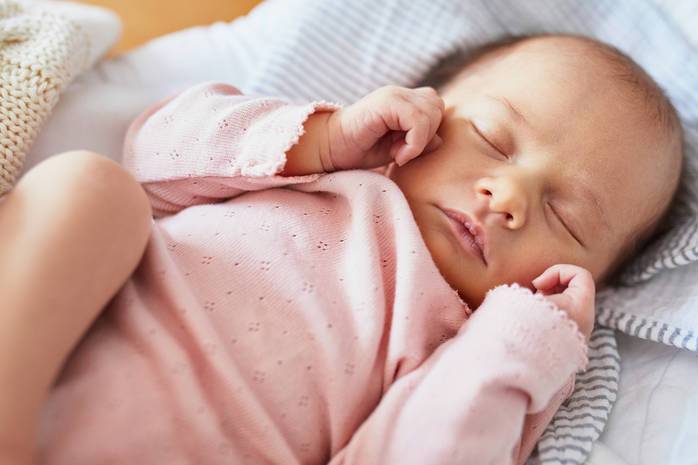 Почему новорожденный вздрагивает во сне — причины