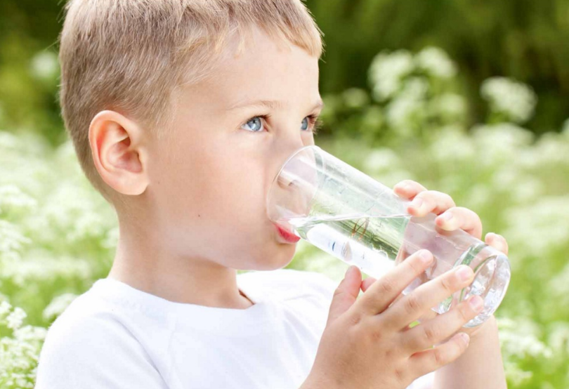 Ребенок много пьет воды — причины жажды жидкости