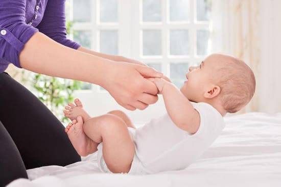 Развитие ребенка в 10 месяцев: массаж, гимнастика, развивающие занятия с 10-месячным малышом