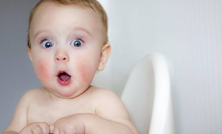 Почему икает новорожденный ребенок после кормления и что делать: комаровский