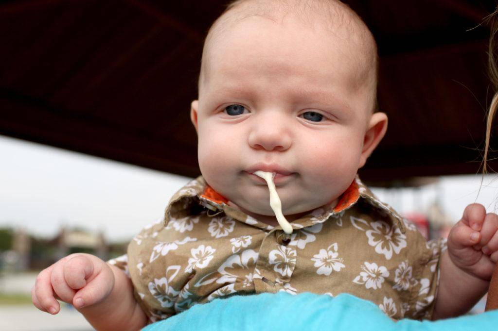 Почему ребенок срыгивает после кормления смесью