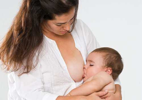 Малыш изгибается и кряхтит: причина детского протеста у груди