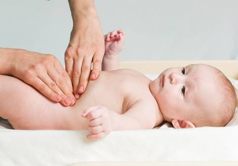 Что делать если у новорождённого запор при искусственном вскармливании? запоры у новорожденных при искусственном вскармливании. свечи от запора для новорожденных