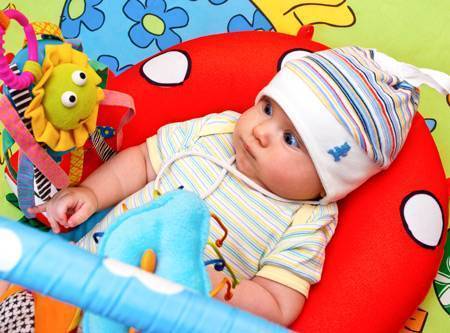 Для всестороннего развития малыша: примеры полезных игр с ребенком 7 месяцев