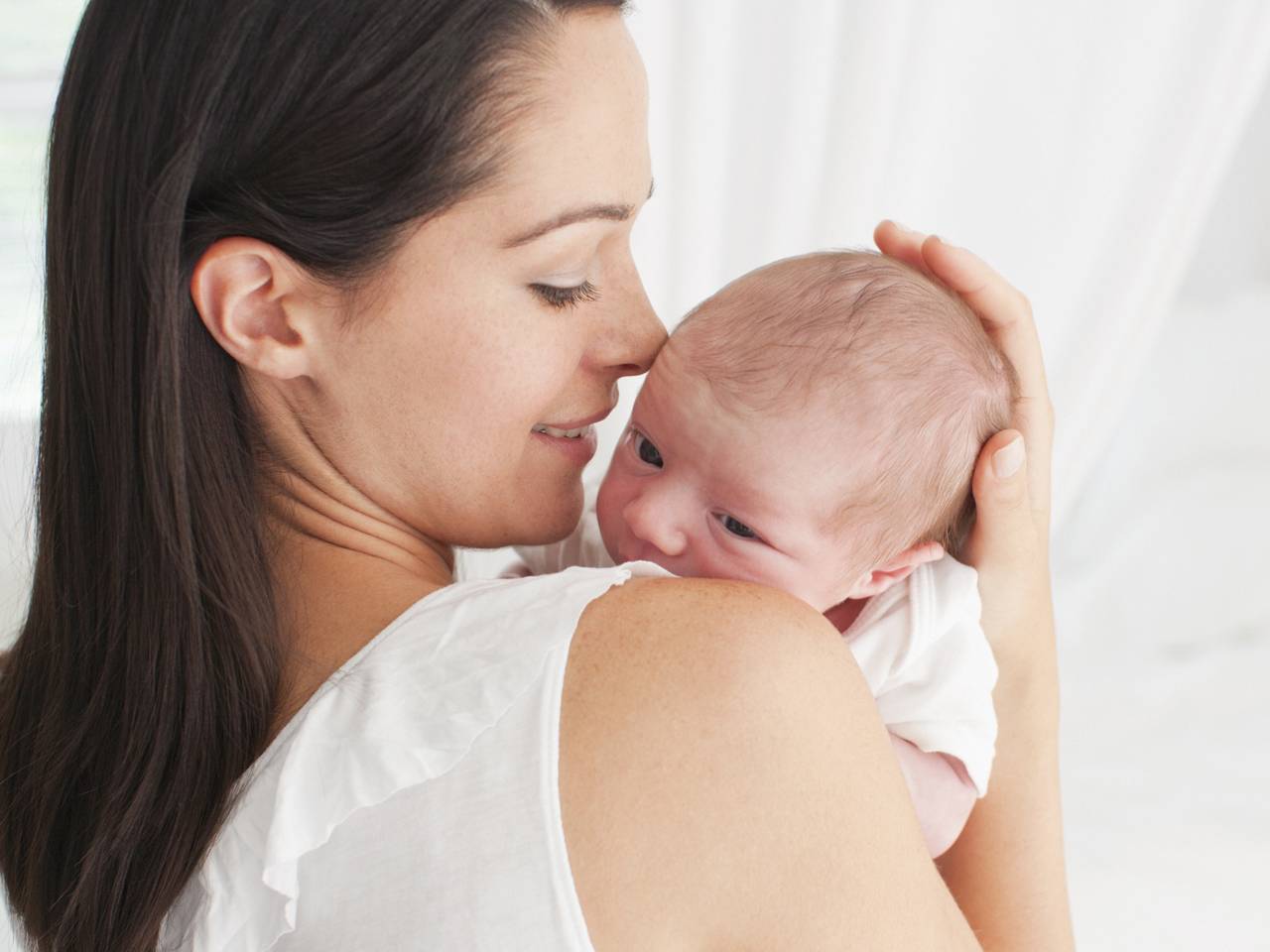 Как правильно носить новорожденного на руках: лучшие позы
