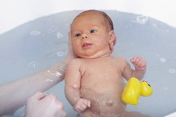 Тремор: нормально ли, когда у новорождённого малыша дрожит подбородок или конечности?