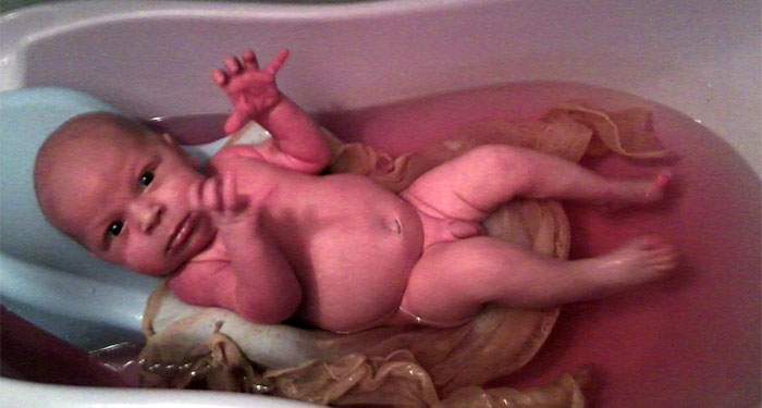 Раствор марганцовки при купании новорожденного: правила разведения и особенности использования