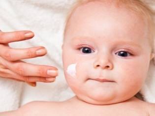 Причины шелушения кожи у новорожденного и способы решения проблемы