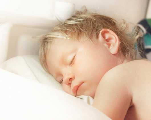 Все возможные причины потливости малыша во время сна
