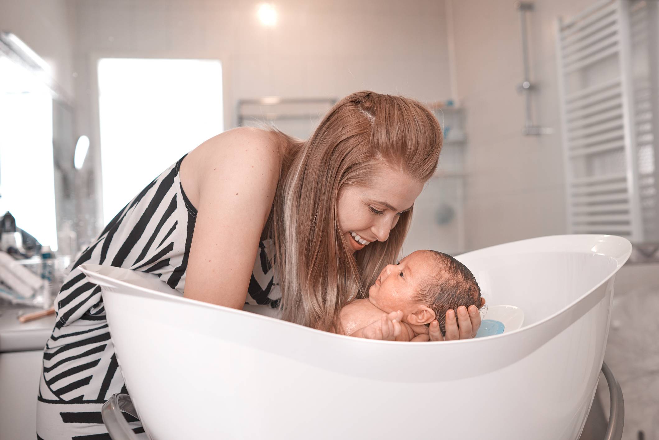 Первое купание новорожденного дома - правила для родителей