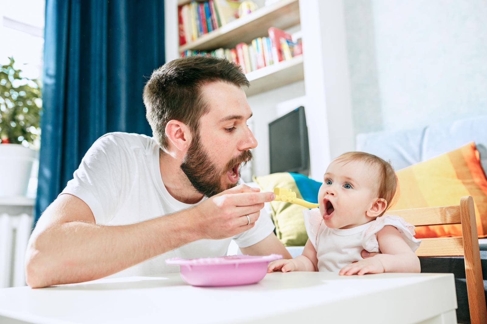 Сколько времени и как долго нужно кормить ребенка грудным молоком?