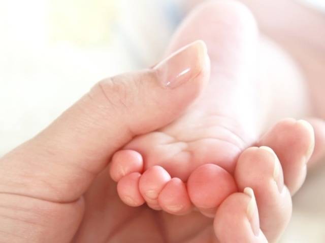 Облазит кожа у ребенка — причина появления шелушения на пальцах рук и ног как предвестник возможного заболевания