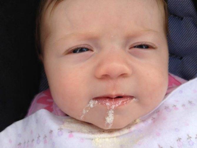 Ребенок срыгивает после каждого кормления грудным молоком и икает