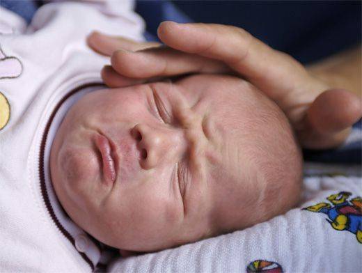 Почему у новорожденного болит животик