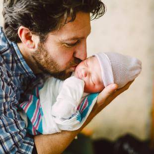 Как правильно держать и носить на руках новорожденного ребенка?