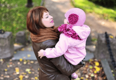 Можно ли гулять с ребенком при температуре и их продолжительность