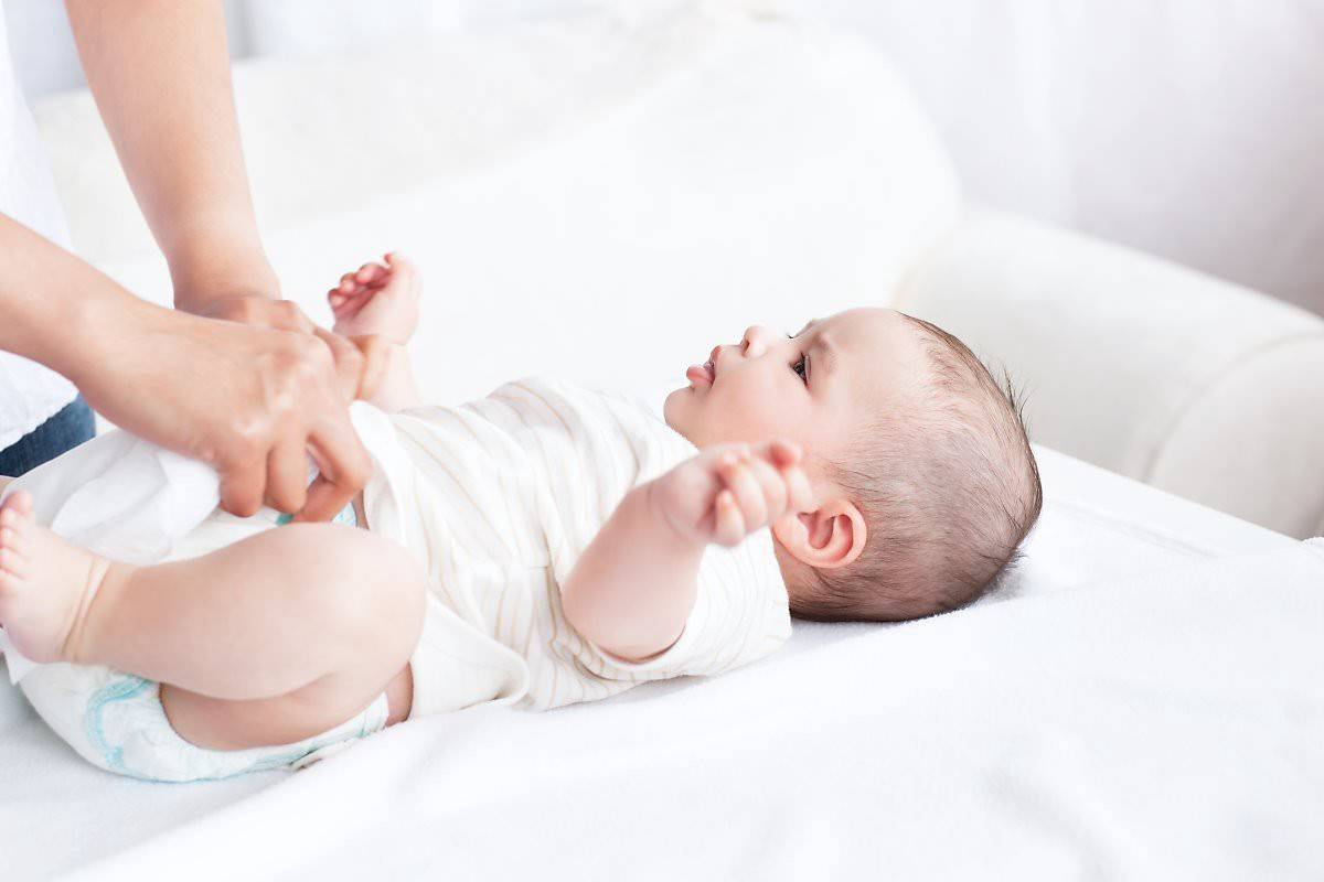 Как поменять памперс, как часто менять подгузник новорождённому, сколько нужно в день и другие вопросы эксплуатации + фото и видео