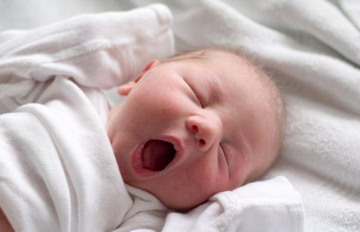 Кормление новорожденных грудным молоком. количество, сколько раз в день, нормы и правила по времени
