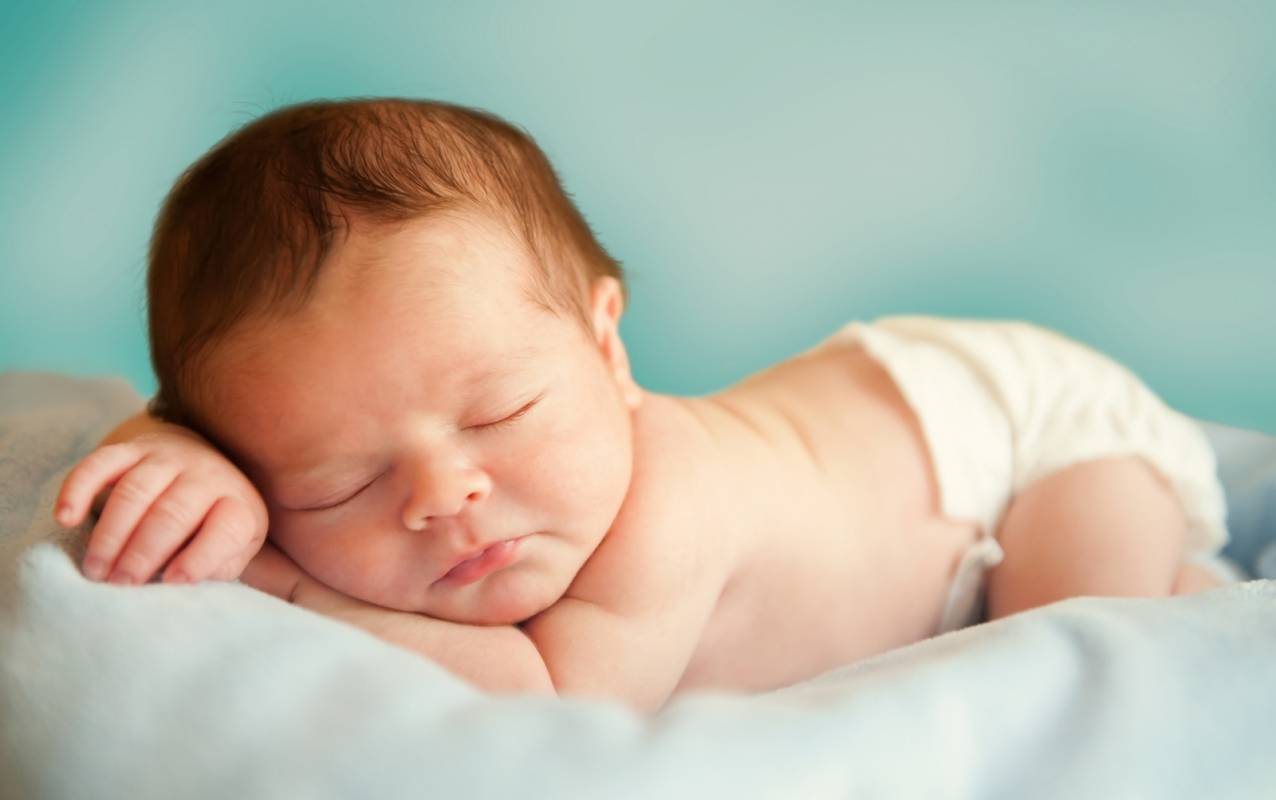 Как должны спать новорожденные: как правильно укладывать грудничка, в какой позе — на спине или на боку? в какой позе спать новорожденному
