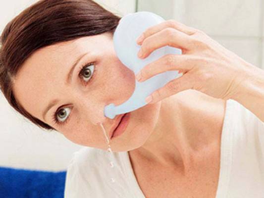 Как промывать нос солевым раствором дома