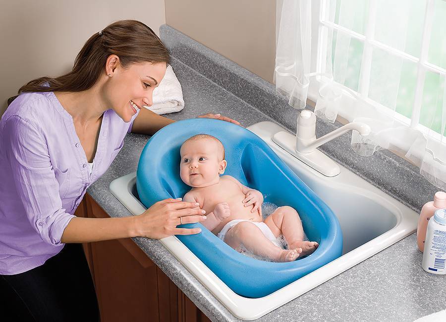 Как купать новорожденного ребенка в ванночке