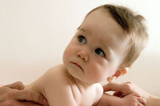 Слезится глаз у новорожденного и грудничка: почему, что делать?