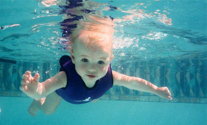 Бассейн для грудничков: обучение плаванию и нырянию младенцев